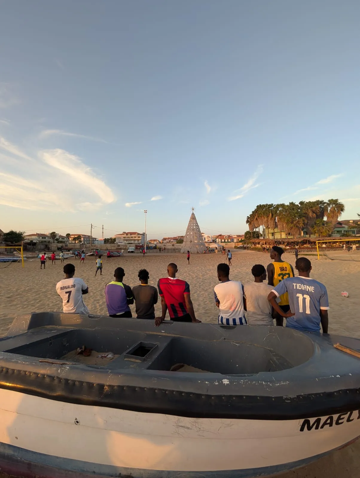 Menschen am Strand von Joachim von Loeben